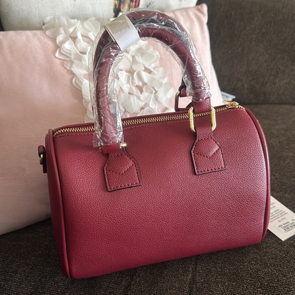 Stunning small Burgundy duffle Handbag - Picture 2 of 2